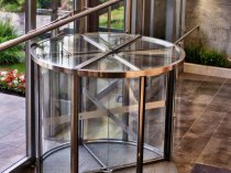 Гнутый триплекс для револьверных дверей