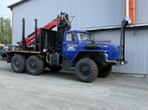 Лесовоз УРАЛ-5557 с новым манипулятором  готов к работе