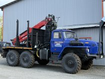 Лесовоз УРАЛ-5557 с новым манипулятором  готов к работе